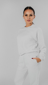 Komplet dresowy o kroju regular fit w kolorze zgaszona biel