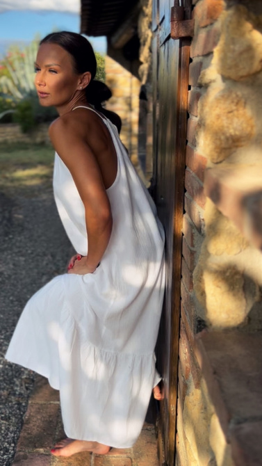 Sukienka maxi z marszczonym dekoltem wiązanym na sznurek i falbaną