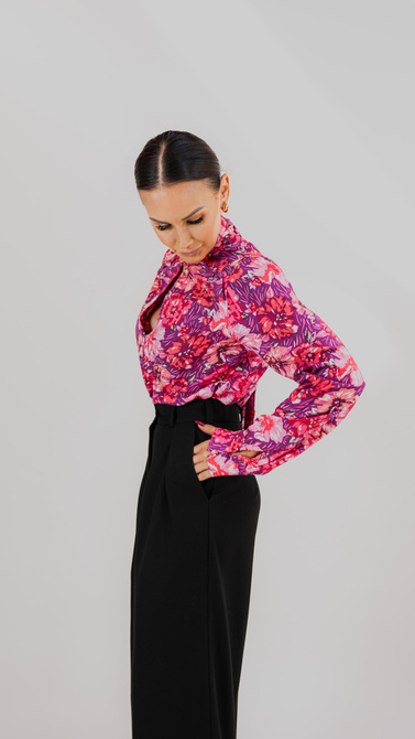 Wiskozowa koszula w kwiatowy motyw z wiązadłem przy szyi