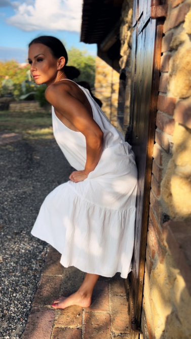 Sukienka maxi z marszczonym dekoltem wiązanym na sznurek i falbaną